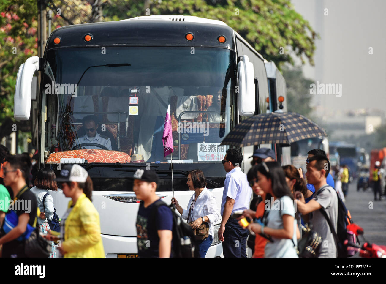 Bangkok, Thaïlande. Feb 11, 2016. Les touristes chinois laisser un entraîneur touriste pour visiter le Grand Palais à Bangkok, Thaïlande, le 11 février 2016. L'Autorité du Tourisme de Thaïlande (TAT) a prédit que le pays va attirer 1,01 millions de touristes étrangers et d'atteindre un chiffre d'affaires tourisme de 29,92 milliards de baht (environ 850 millions de dollars américains) du 6 février au 14 février. © Li Mangmang/Xinhua/Alamy Live News Banque D'Images
