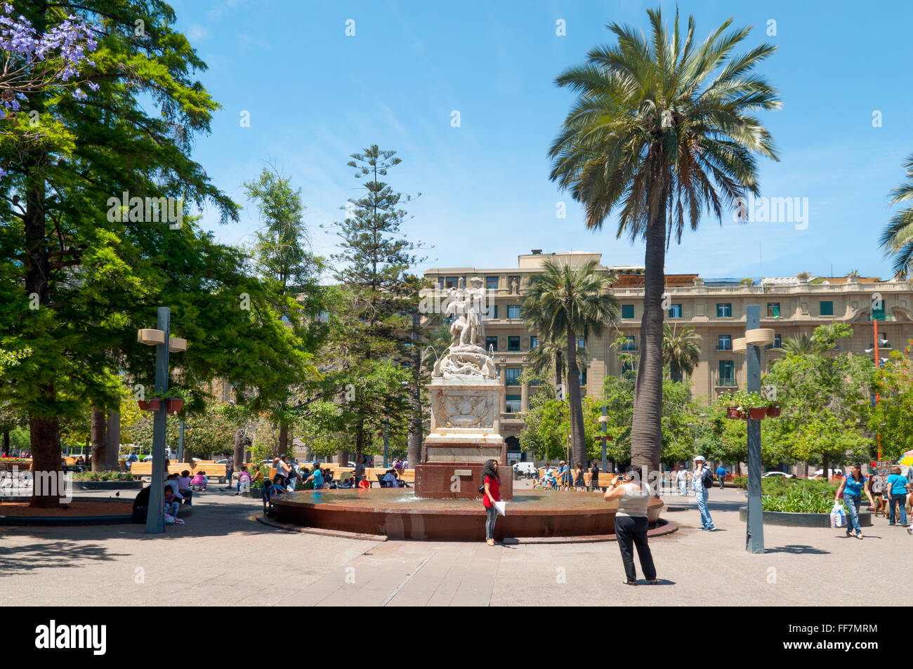 Plaza de Armas, la place principale de Santiago du Chili le dimanche après-midi quand les gens sont au repos sur la place. Banque D'Images