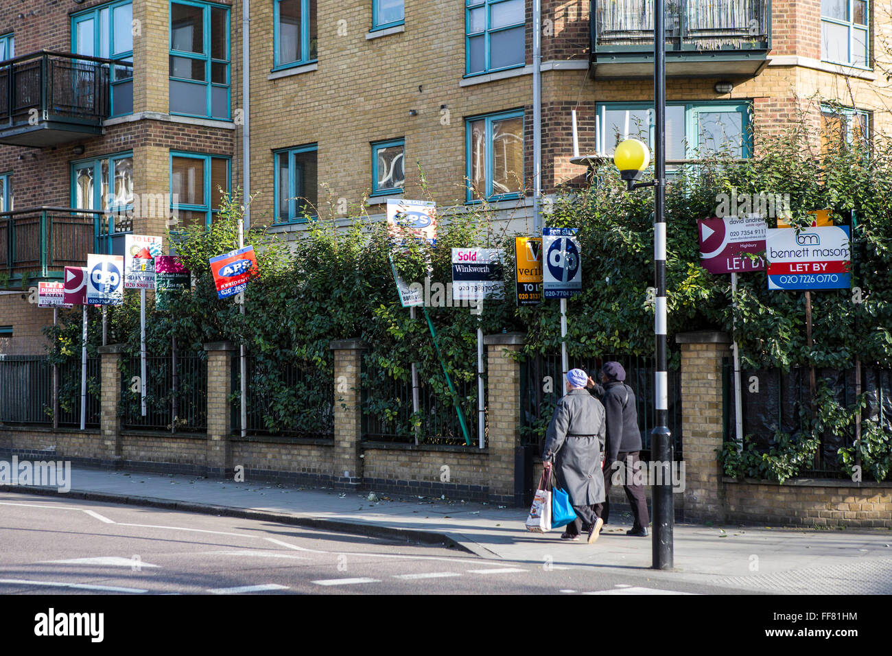 Pour laisser à la vente et à l'extérieur des panneaux d'un bloc d'appartements dans la région de Hackney, Londres, Royaume-Uni. Banque D'Images