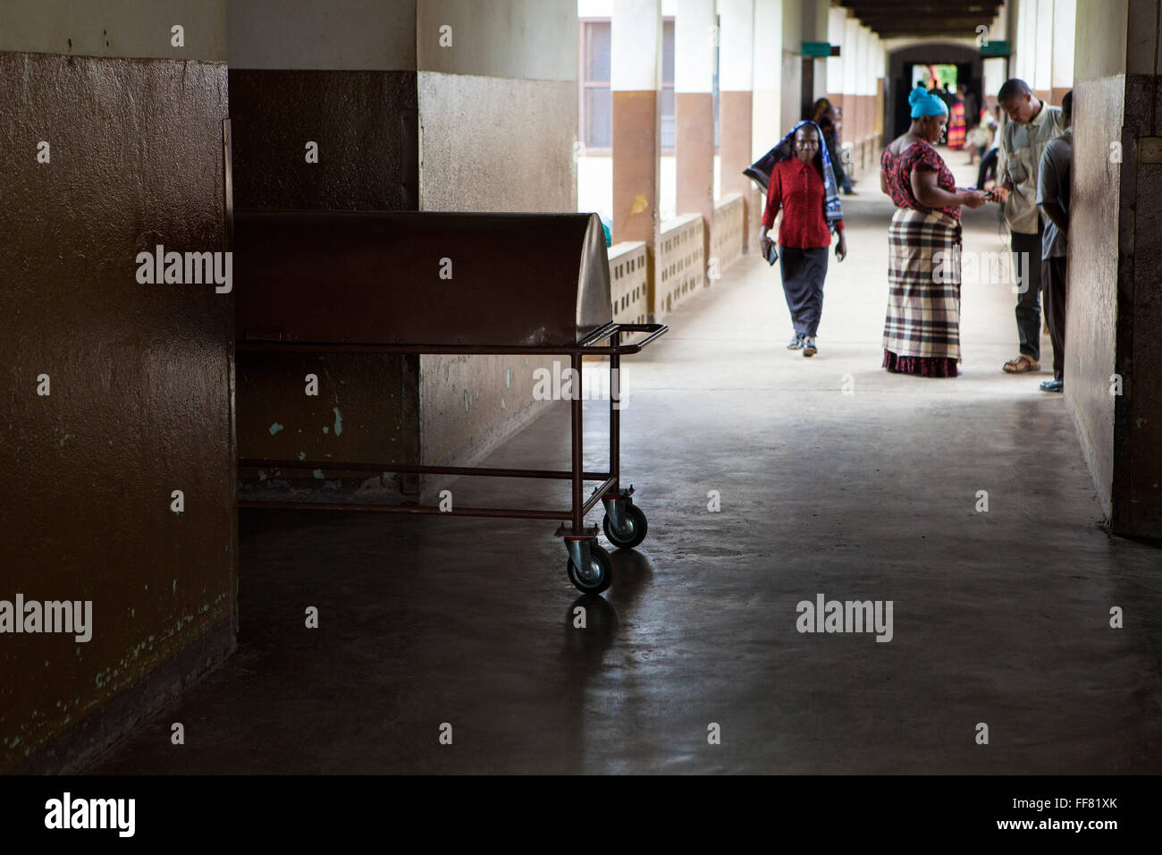 Un corps mort, d'être mis sur le tapis d'un quartier à l'Hôpital St Francis, Ifakara, Tanzanie. Banque D'Images