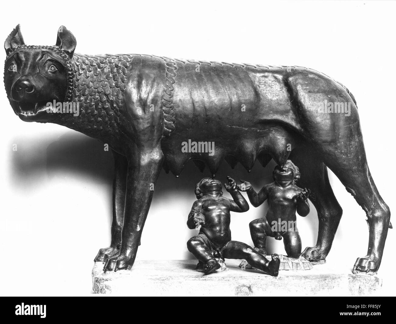 Loup Capitolin. NBronze /sculpture d'une louve allaitant deux enfants ...