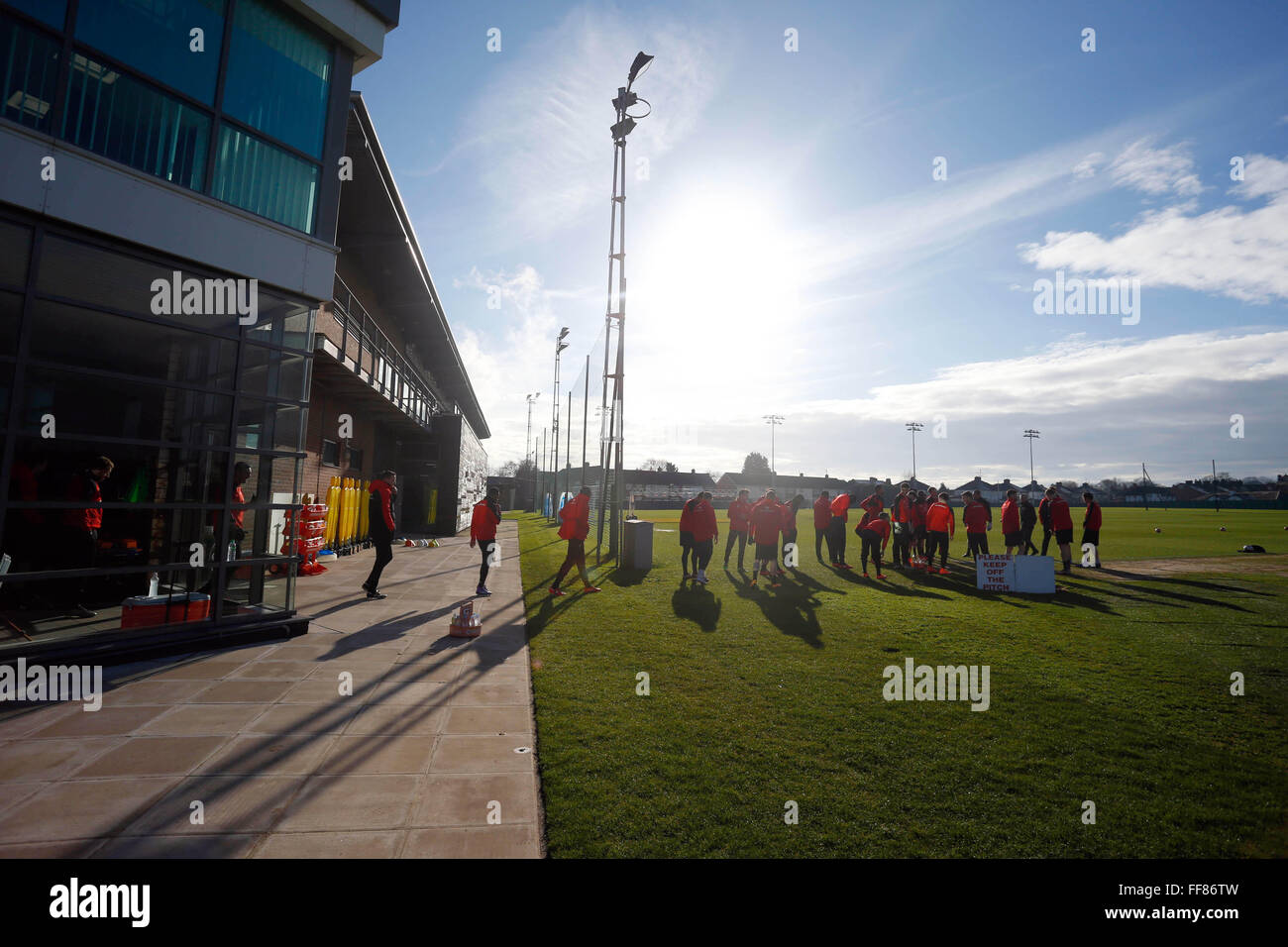 Le Liverpool FC les joueurs partent pour l'équipe de formation au sol de formation Melwood à Liverpool, nord ouest de l'Angleterre le 11 février 2016. Photo : Lindsey Parnaby/dpa Banque D'Images