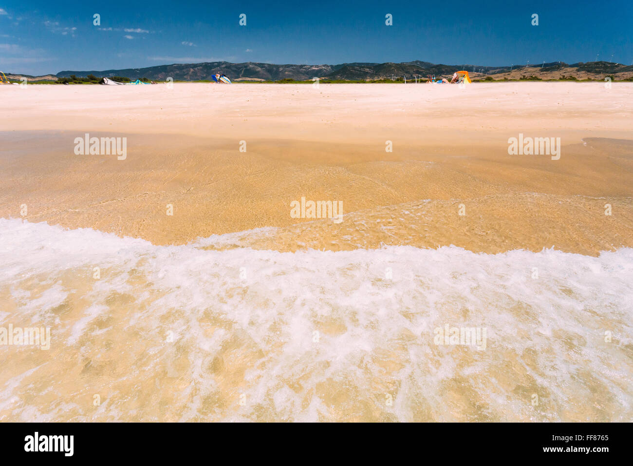 Mer Océan vagues lave jaune sable à la plage. Resort, vacances sur la mer. Vacances arrière-plan. Banque D'Images