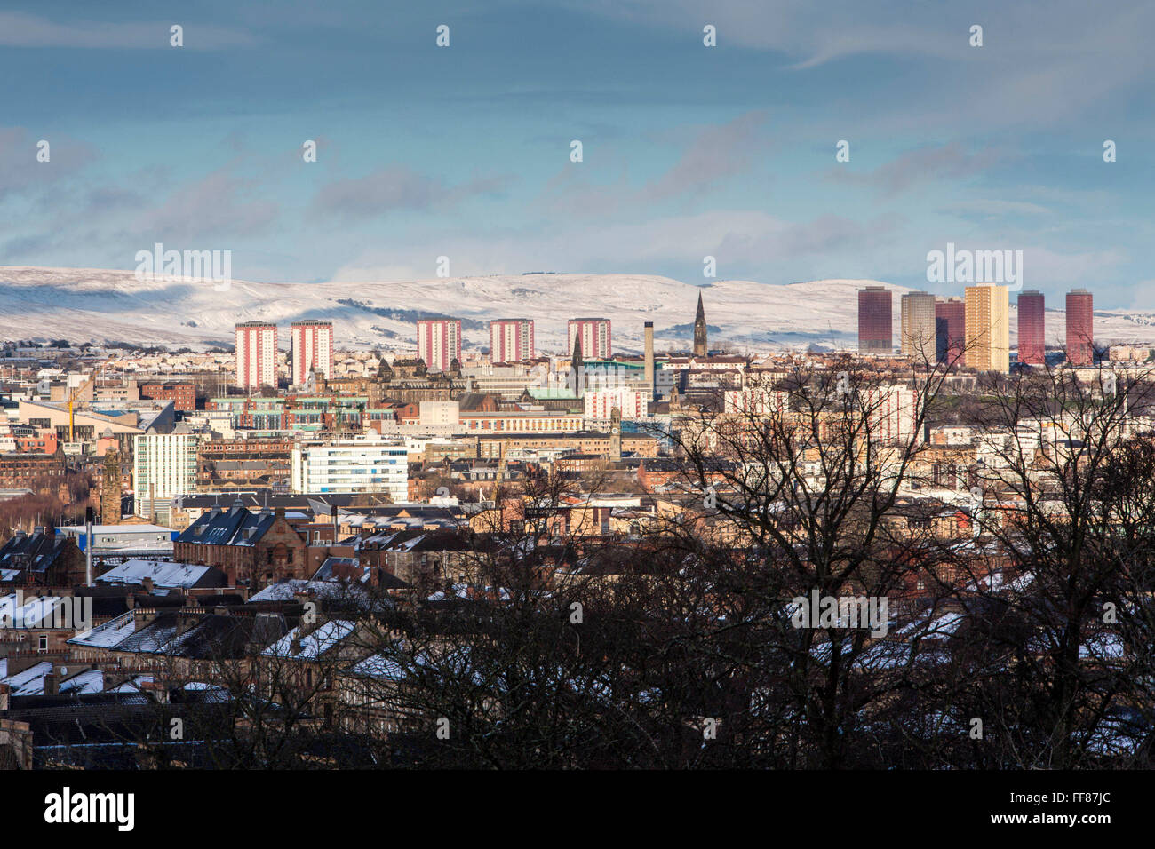 La vue sur Glasgow South Side de Queens Park. Le parc est connu pour sa vue sur le côté sud de Glasgow, avec un couvert de neige Campsie Fells en arrière-plan. Banque D'Images