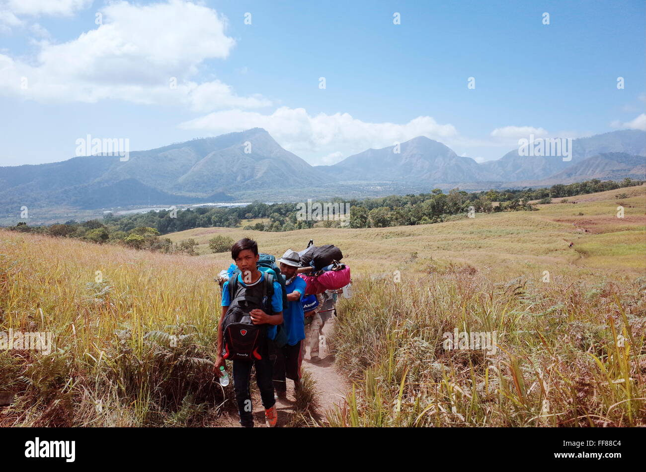 Adolescent indonésien travaillant comme portier dans Mont Rinjani Banque D'Images