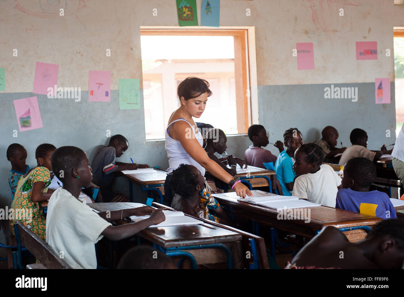 Mali, Afrique - les blancs de l'enseignement pour les enfants noirs dans une classe typique près de Bamako Banque D'Images