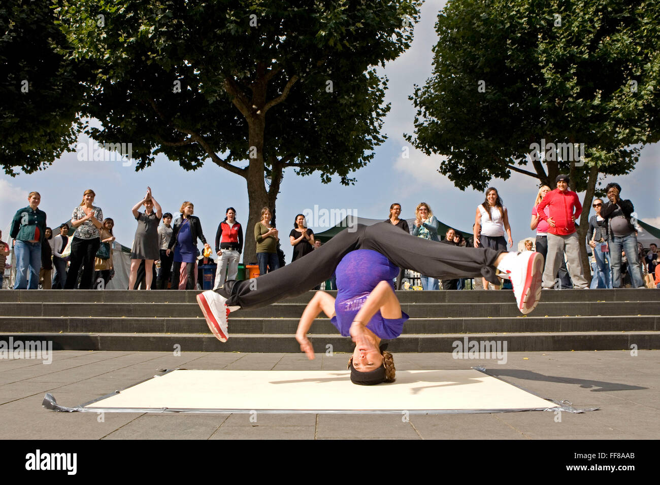 Oxfam lancent leur campagne de 2010 la mortalité à la naissance de l'enfant avec un flash mob de break-dancing les femmes enceintes. Autour de 30 femmes enceintes fortement arrivés sur la rive sud pour un événement break dancing. Banque D'Images
