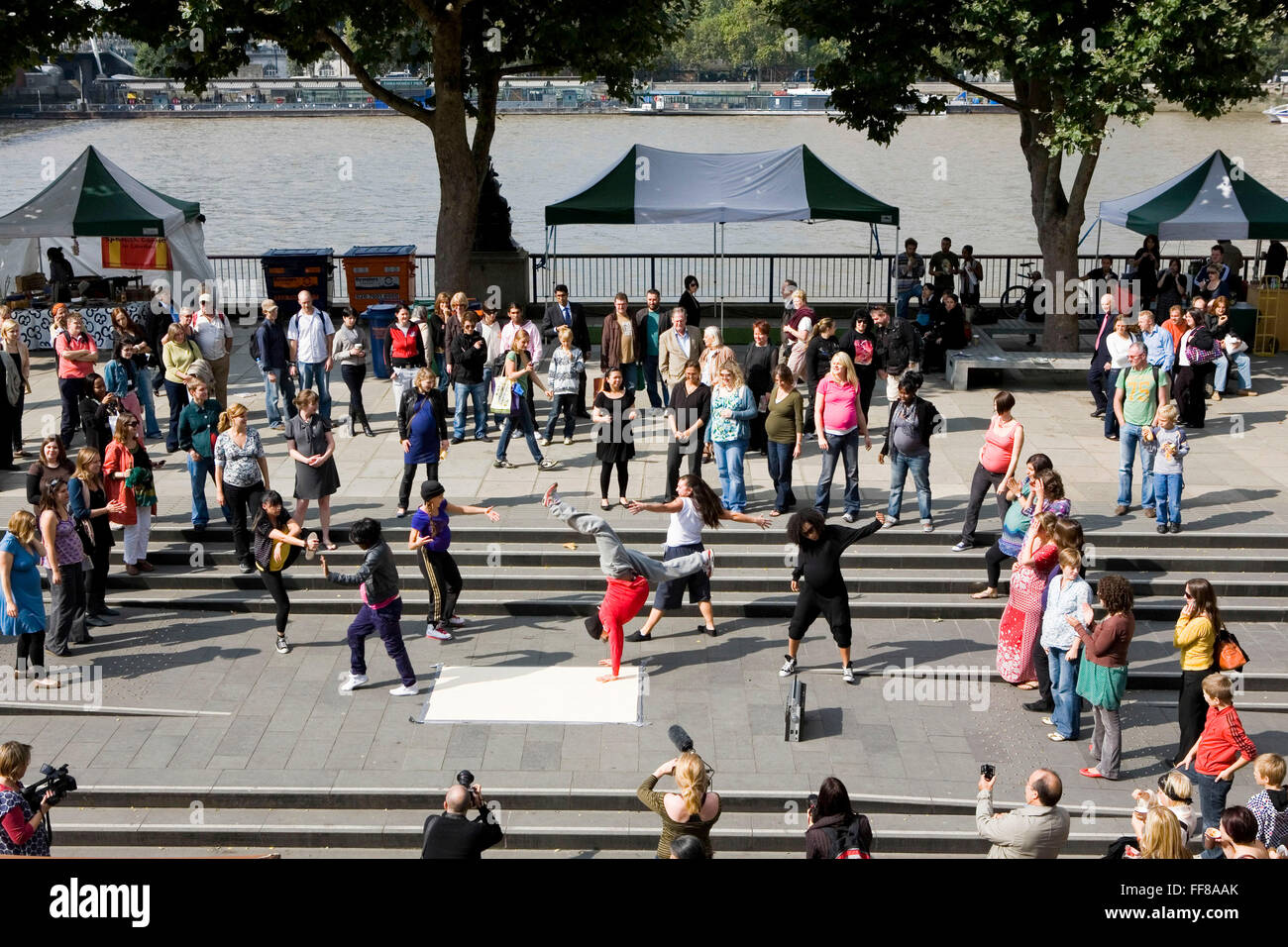 Oxfam lancent leur campagne de 2010 la mortalité à la naissance de l'enfant avec un flash mob de break-dancing les femmes enceintes. Autour de 30 femmes enceintes fortement arrivés sur la rive sud pour un événement break dancing. Banque D'Images