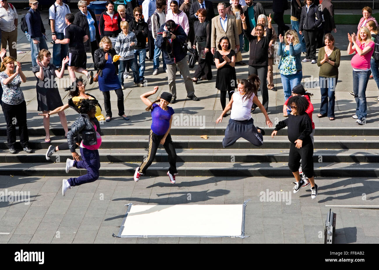 Oxfam lancent leur campagne de 2010 la mortalité à la naissance de l'enfant avec un flash mob de break-dancing les femmes enceintes. Autour de 30 femmes enceintes fortement arrivés sur la rive sud pour un événement break dancing. Banque D'Images
