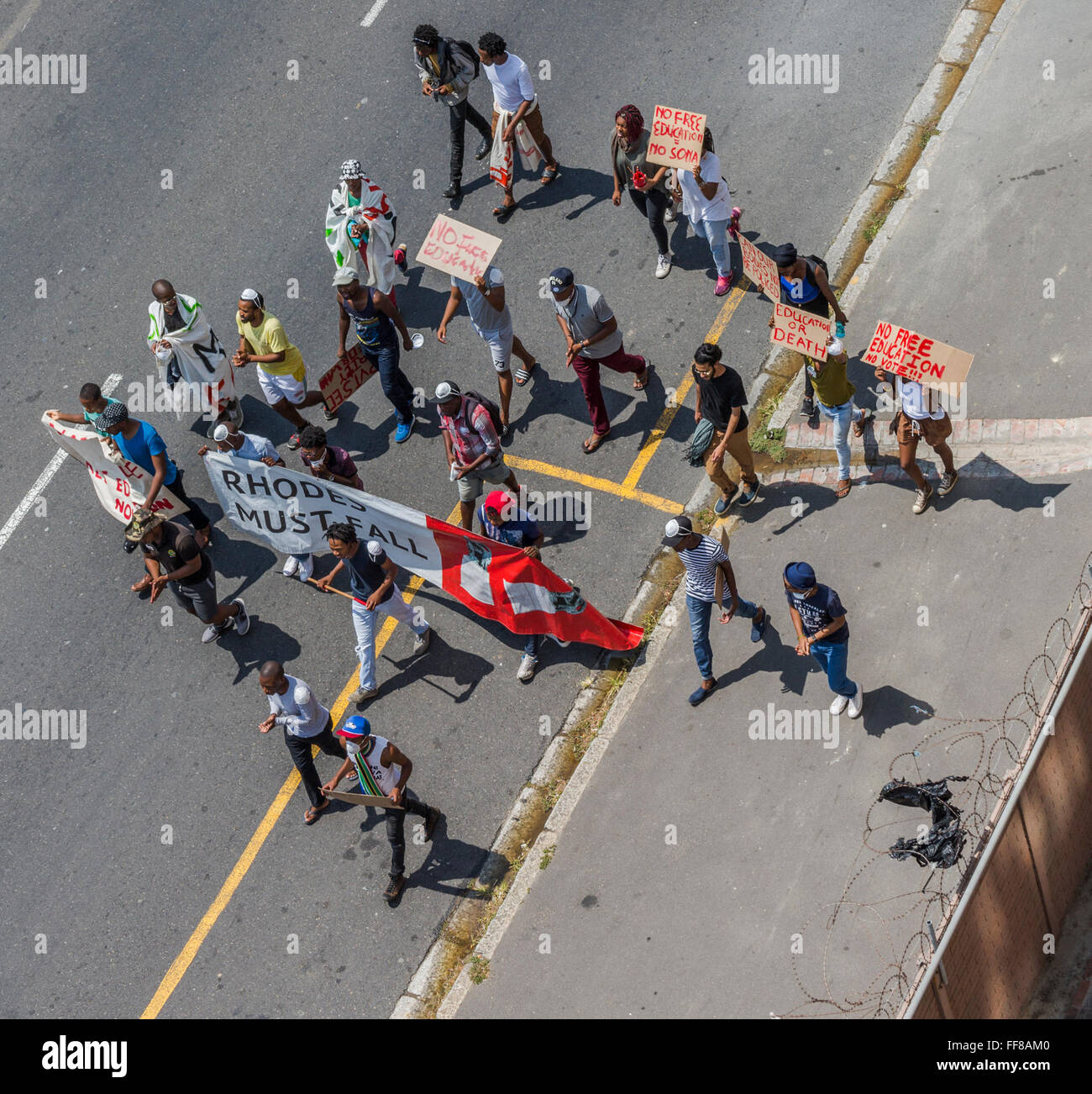 Cape Town, Afrique du Sud. Feb 11, 2016. Marche de protestation avec placard portant les manifestants se dirigeant vers le centre-ville de Cape Town à l'avance le président Jacob Zuma sur l'état de la Nation aujourd'hui. Les étudiants ont manifesté pour les frais d'automne et à l'enseignement gratuit pour un moment déjà. Credit : Mo Bassa/Alamy Live News Banque D'Images