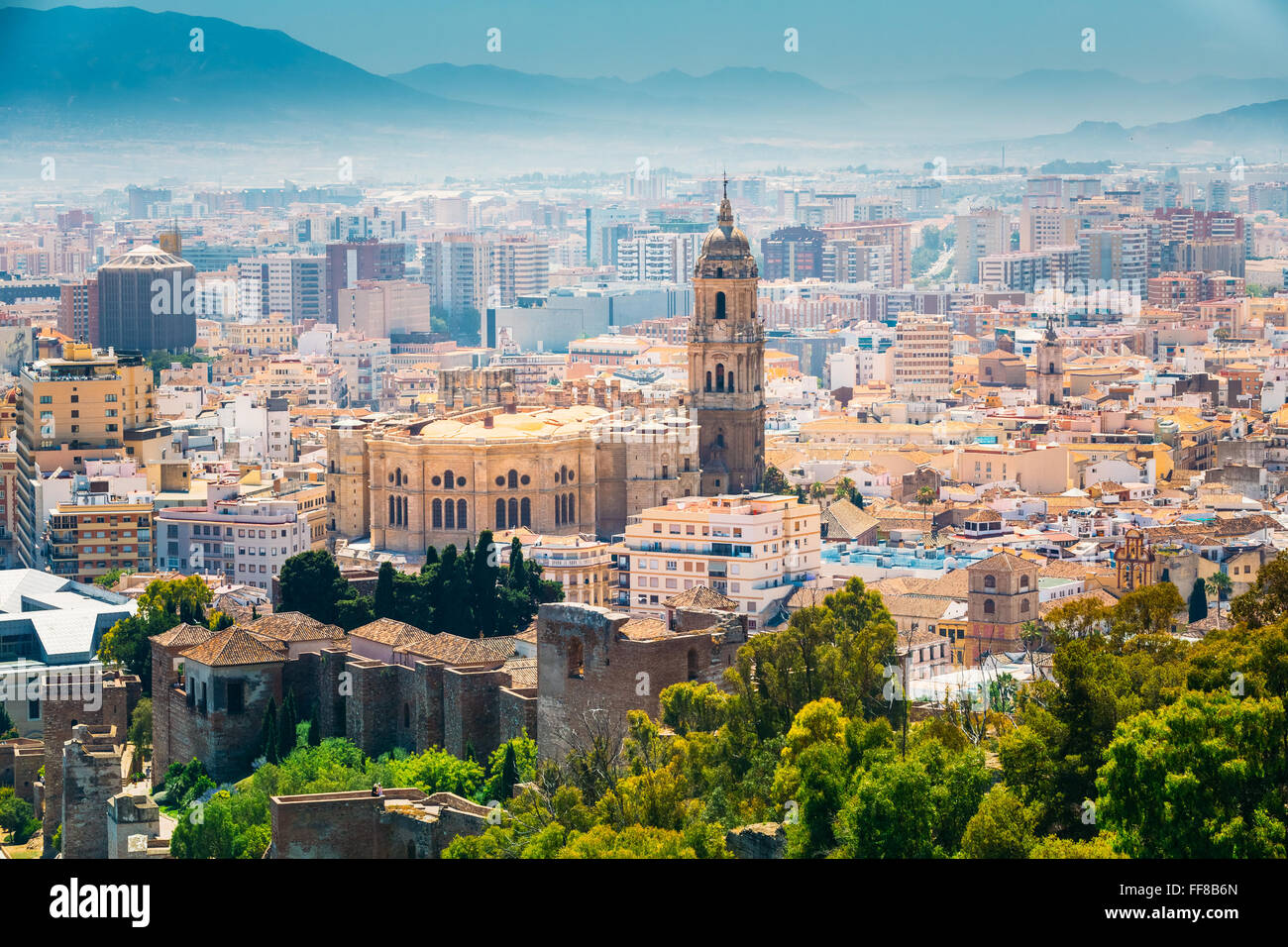 Vue aérienne de la ville de Malaga, Espagne. La cathédrale de Malaga est une église Renaissance dans la ville de Malaga en Andalousie dans so Banque D'Images