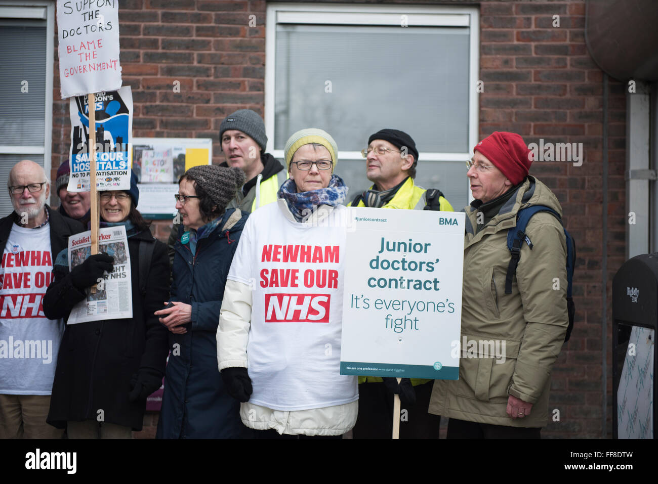 Londres, Royaume-Uni. 10 Février, 2016. Les médecins sur une grève de 24 heures à l'extérieur de l'Hôpital Universitaire de Newham, à l'Est de Londres. ZEN : Crédit photo / Alamy Live News Banque D'Images