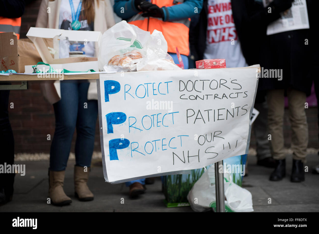 Londres, Royaume-Uni. 10 Février, 2016. Les médecins sur une grève de 24 heures à l'extérieur de l'Hôpital Universitaire de Newham, à l'Est de Londres. ZEN : Crédit photo / Alamy Live News Banque D'Images