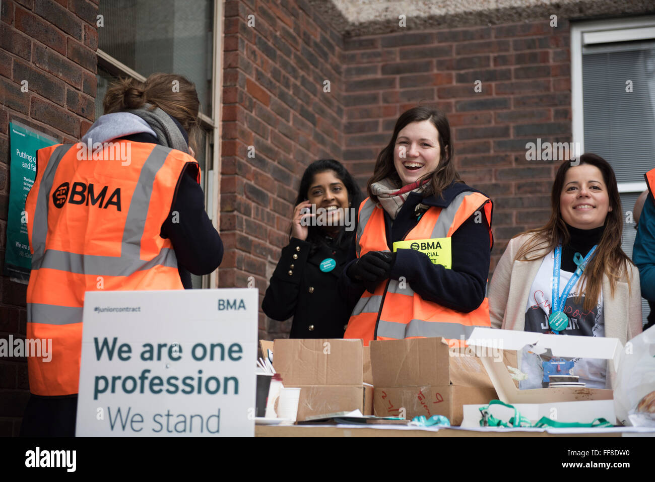 Londres, Royaume-Uni. 10 Février, 2016. Les médecins sur une grève de 24 heures à l'extérieur de l'Hôpital Universitaire de Newham, à l'Est de Londres. ZEN : Crédit photo / Alamy Live News Banque D'Images
