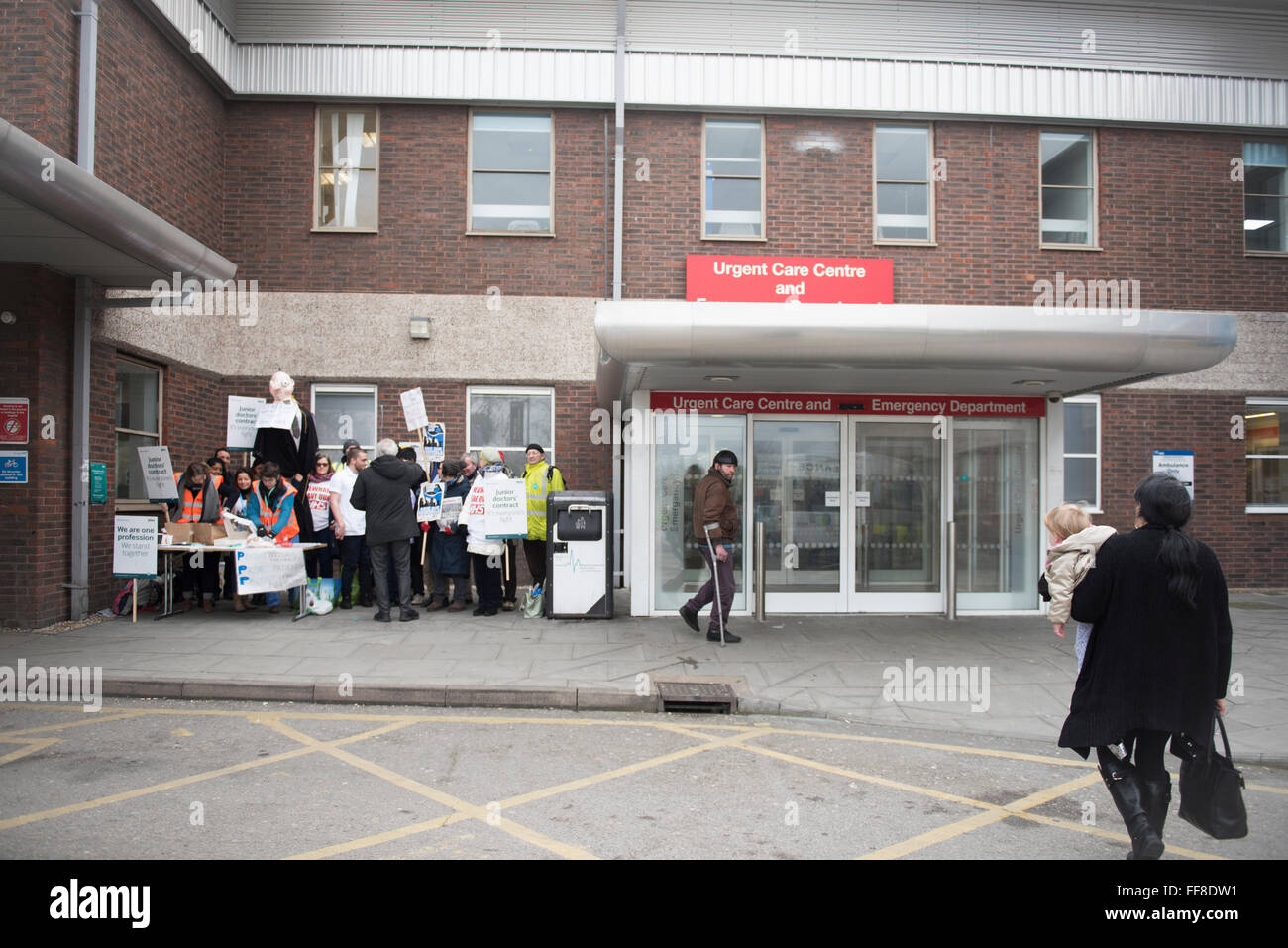 Londres, Royaume-Uni. 10 Février, 2016. Les médecins sur une grève de 24 heures à l'extérieur de l'Hôpital Universitaire de Newham, à l'Est de Londres. ZEN : Crédit photo / Alamy Live News Banque D'Images