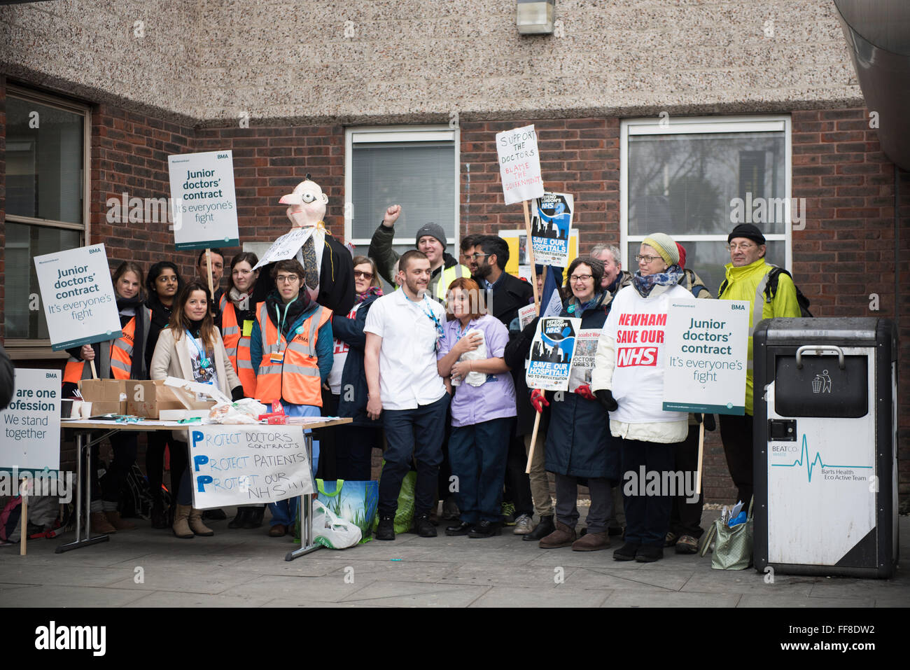 Londres, Royaume-Uni. 10 Février, 2016. Les médecins sur une grève de 24 heures à l'extérieur de l'Hôpital Universitaire de Newham, à l'Est de Londres. ZEN : Crédit photo / Alamy Live News Banque D'Images