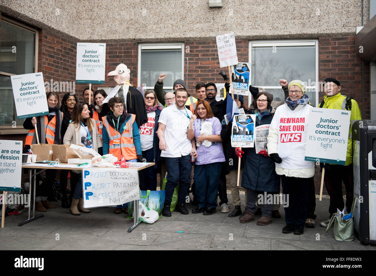 Londres, Royaume-Uni. 10 Février, 2016. Les médecins sur une grève de 24 heures à l'extérieur de l'Hôpital Universitaire de Newham, à l'Est de Londres. ZEN : Crédit photo / Alamy Live News Banque D'Images