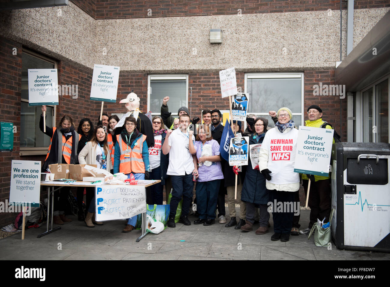 Londres, Royaume-Uni. 10 Février, 2016. Les médecins sur une grève de 24 heures à l'extérieur de l'Hôpital Universitaire de Newham, à l'Est de Londres. ZEN : Crédit photo / Alamy Live News Banque D'Images