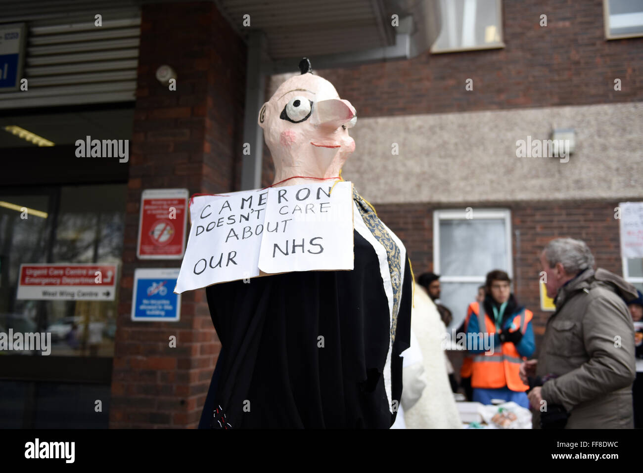 Londres, Royaume-Uni. 10 Février, 2016. Les médecins sur une grève de 24 heures à l'extérieur de l'Hôpital Universitaire de Newham, à l'Est de Londres. ZEN : Crédit photo / Alamy Live News Banque D'Images