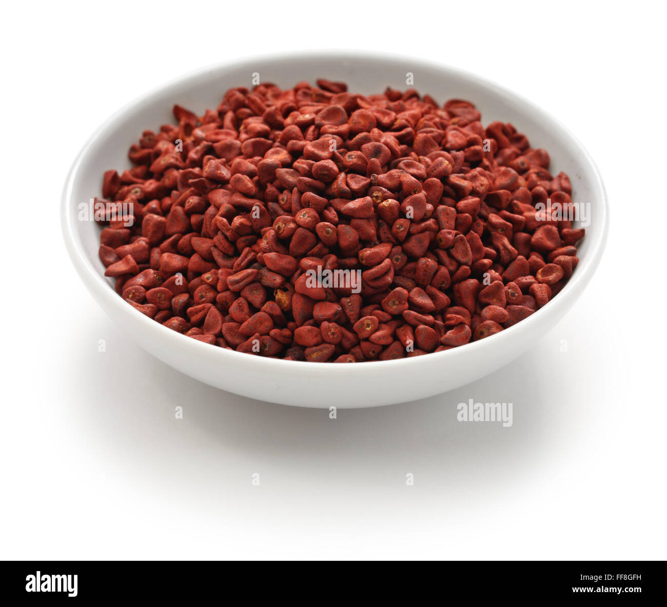 Graines, graines de rocou achiote, Bixa orellana seeds isolé sur fond blanc Banque D'Images