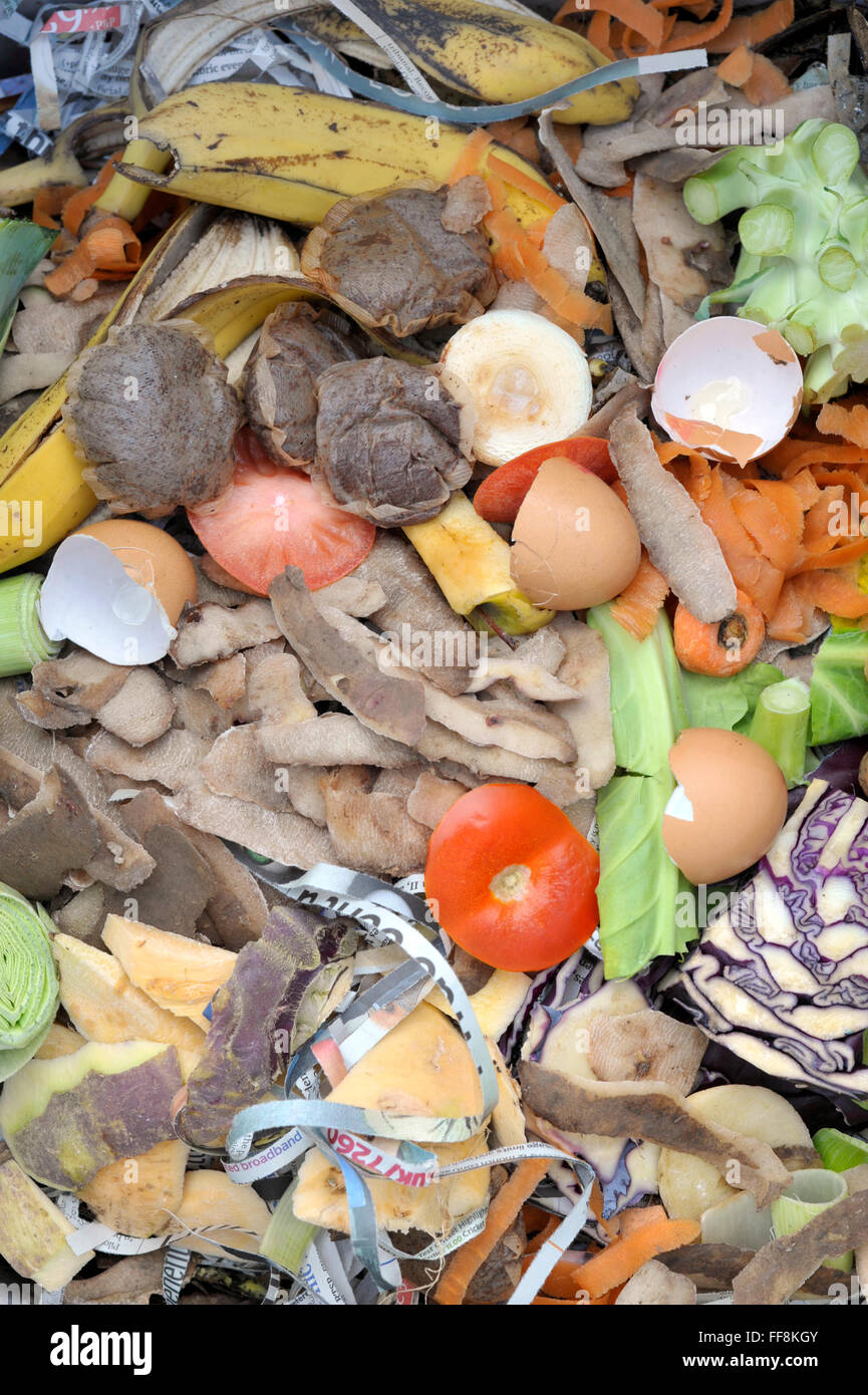 Mélange de matières de compost comprenant cuisine de fruits et légumes avec les déchets de cuisine, papier journal déchiqueté. Banque D'Images