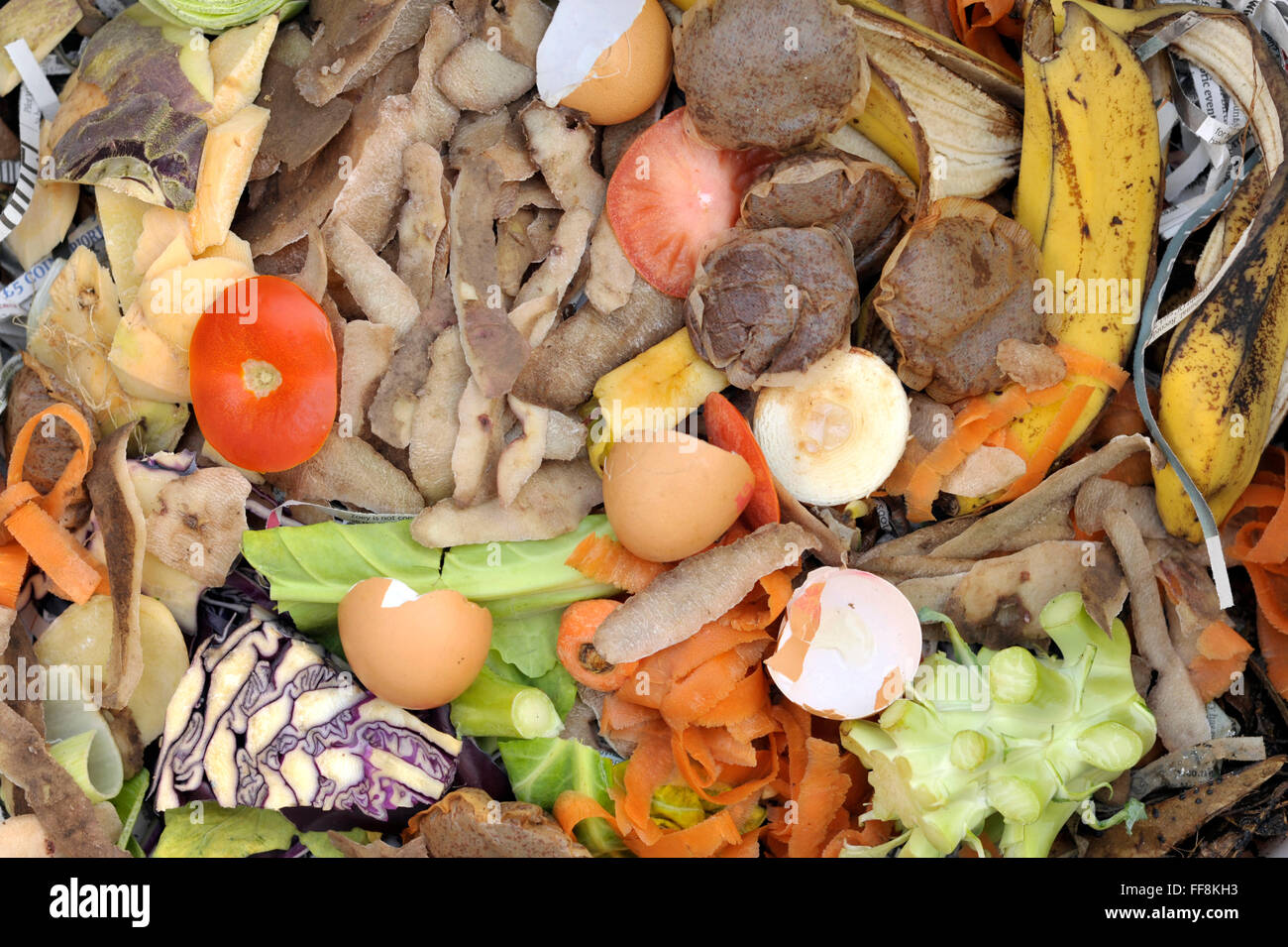 Mélange de matériaux de compostage comprenant cuisine de fruits et légumes avec les déchets de cuisine, papier journal déchiqueté. Banque D'Images