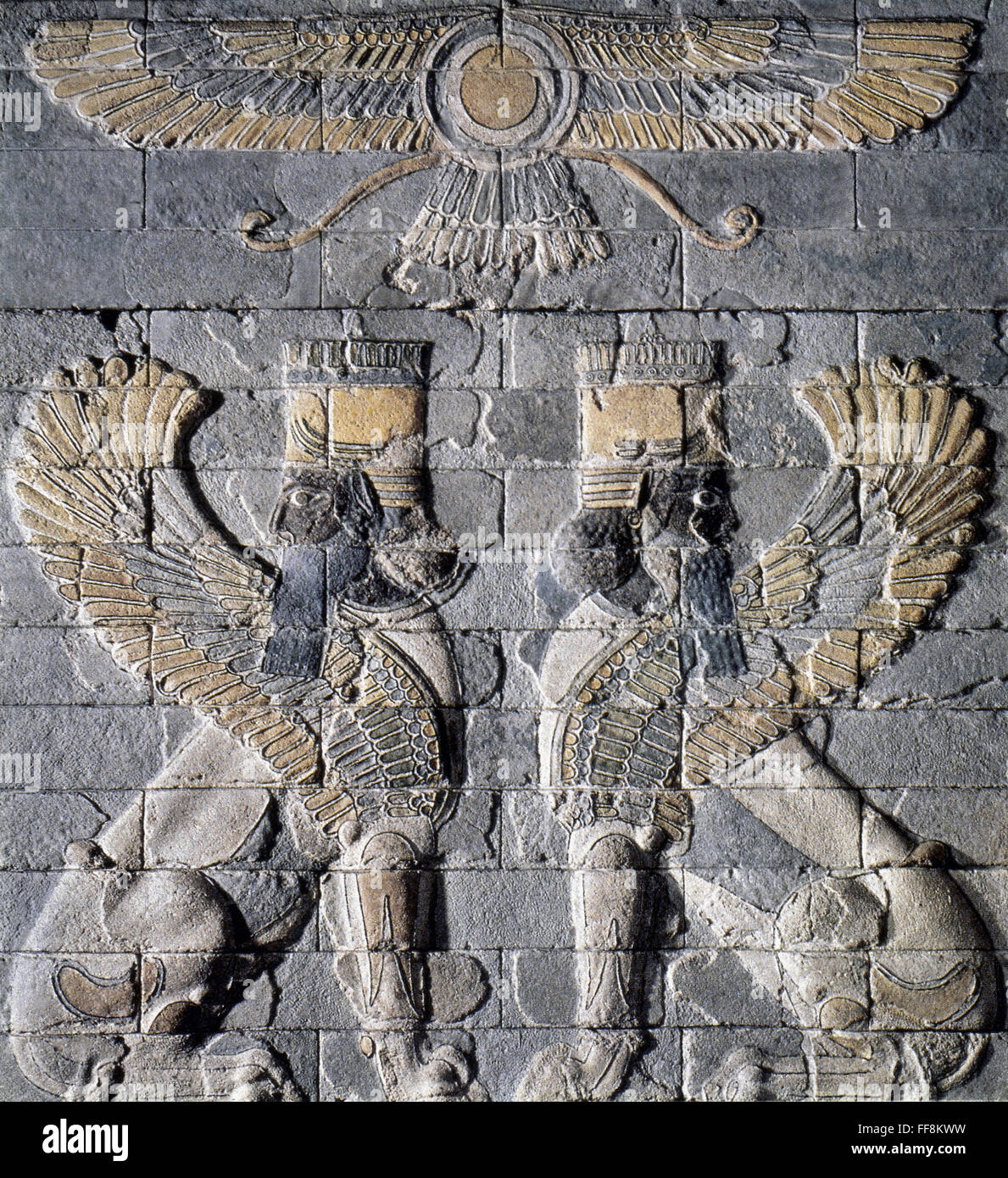 AHURA MAZDA : bas-relief. /NAhura Mazda comme un disque ailé en haut du bas-relief de carreaux de couleur du palais de Darius I à Suse. Banque D'Images