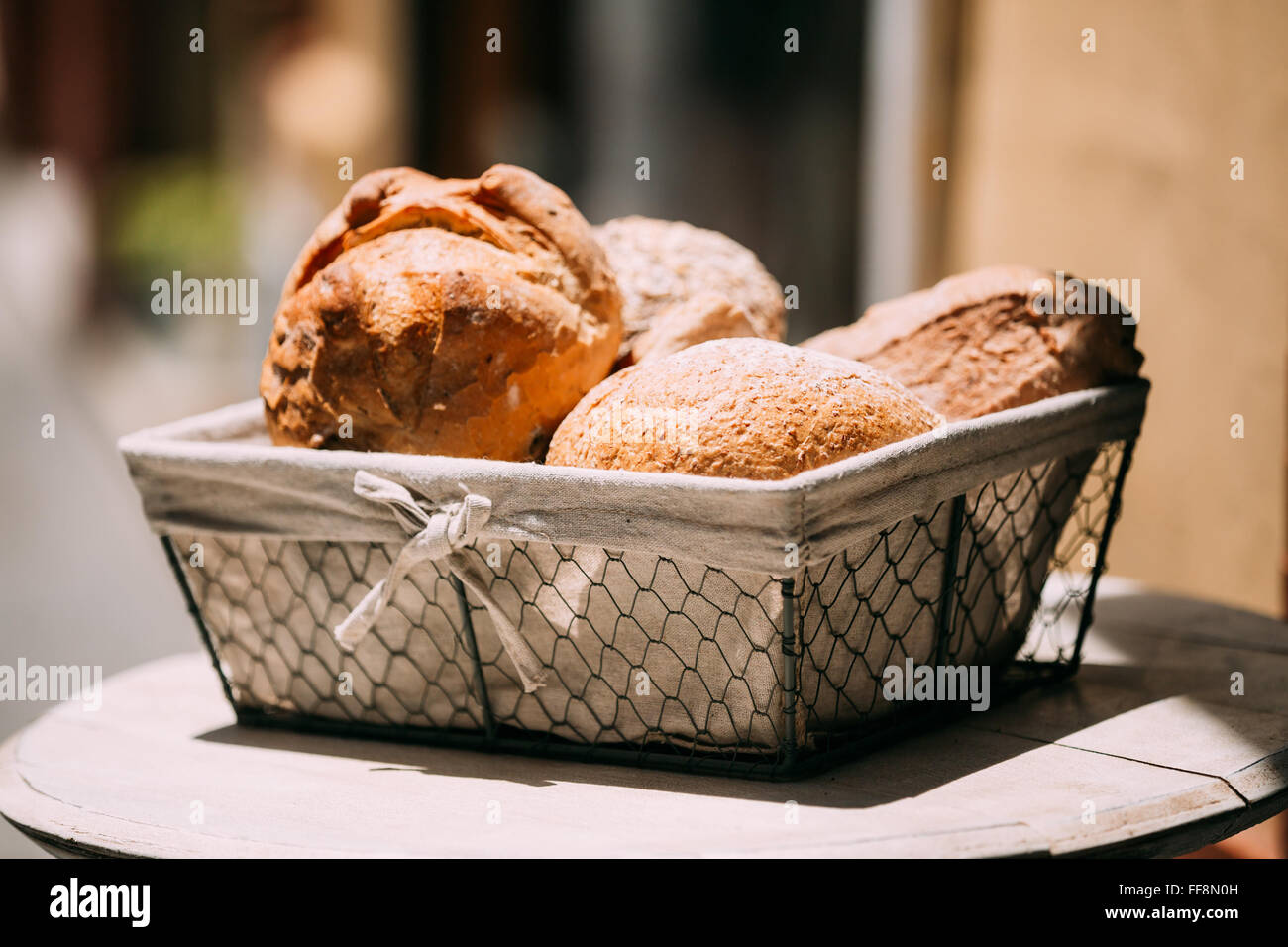 Vieille corbeille à pain sur bois Banque de photographies et d'images à  haute résolution - Alamy