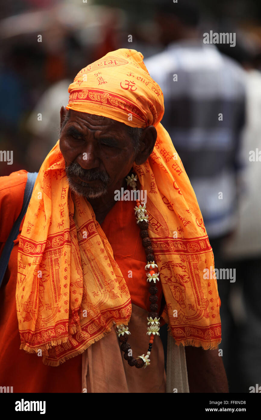 Pune, Inde - ‎July ‎11, 2015 : un vieil Indien pilgrim dans une tenue traditionnelle au cours d'un festival religieux pèlerinage wari en à Banque D'Images