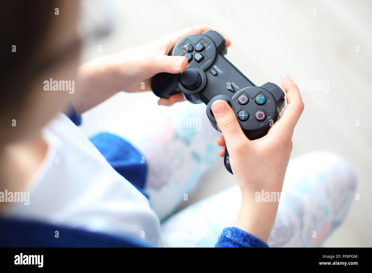 J'adore jouer ! Enfant jouant un jeu vidéo. Fille jouant un jeu vidéo, la relaxation et le divertissement Banque D'Images