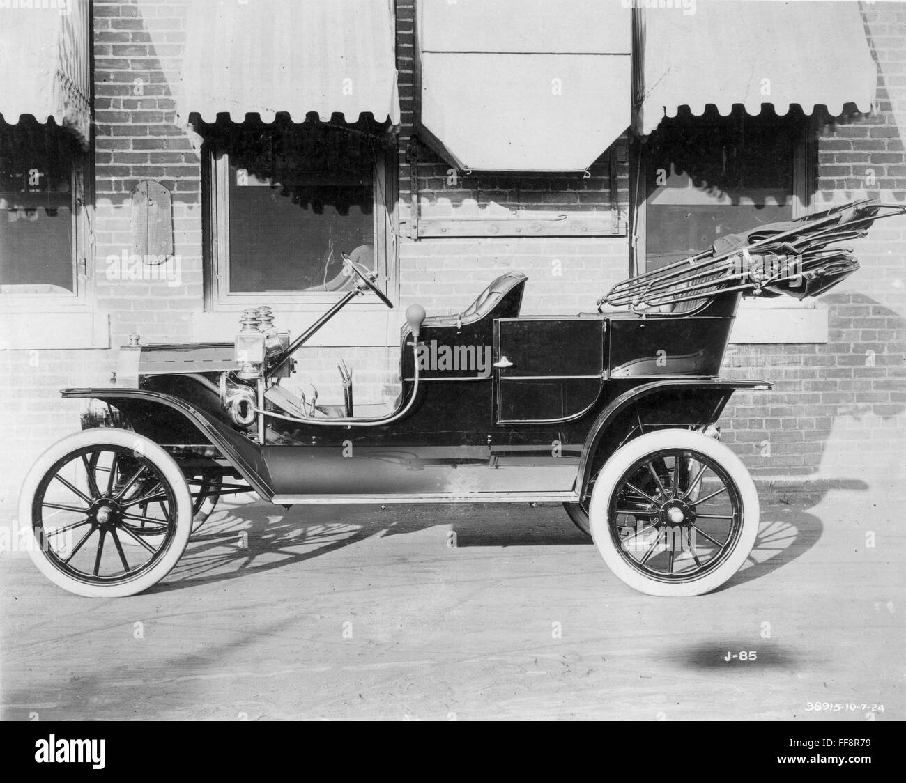 More cars earlier. Форд т 1908. Форд модель т 1908.