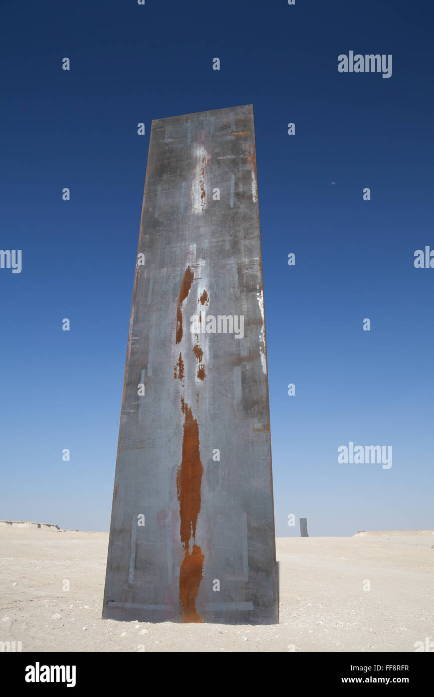 Une partie de l'art de l'ouest / est-ouest de l'installation, dans le désert du Qatar par le sculpteur Richard Serra. Banque D'Images