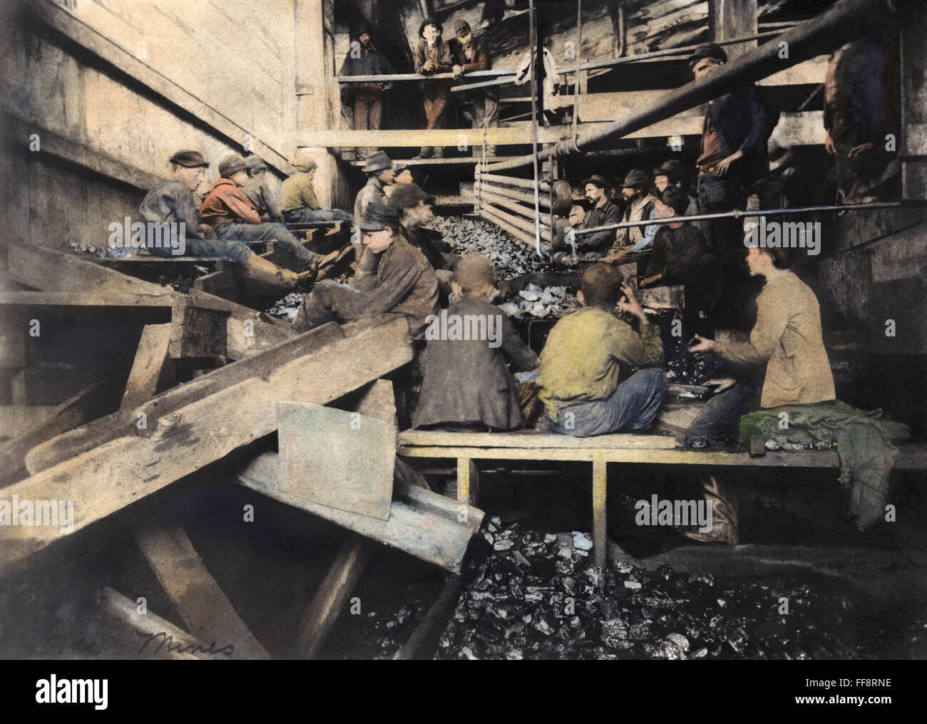 Le travail des enfants, 1913. /NBoys ardoise cueillette dans un grand marteau du charbon dans une mine d'anthracite. Huile à une photographie de Lewis W. Hine, c1913. Banque D'Images