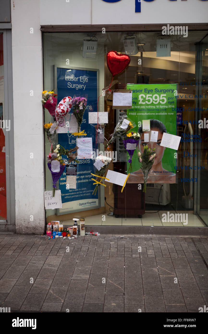 Donegall Place, Belfast, 11 février 2016. L'endroit où l'homme sans-abri Belfast "Jimmy" est décédé tôt le dimanche matin. Hommages de fleurs, des cartes et des bougies ont été laissés sur les lieux Crédit : Bonzo/Alamy Live News Banque D'Images