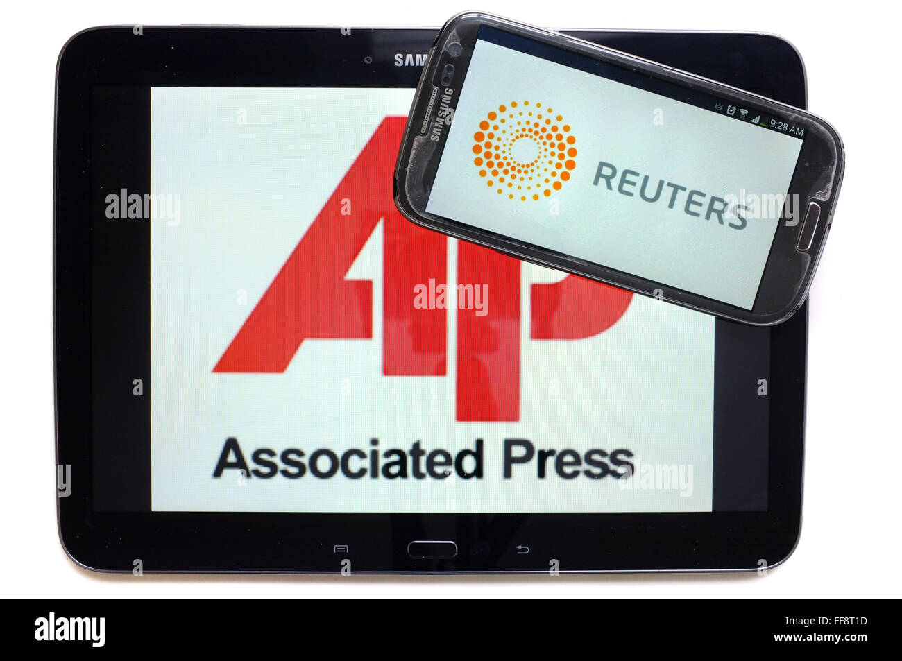 Les agences de presse AP et Reuters sur les écrans d'une tablette et un  smartphone photographié sur un fond blanc Photo Stock - Alamy