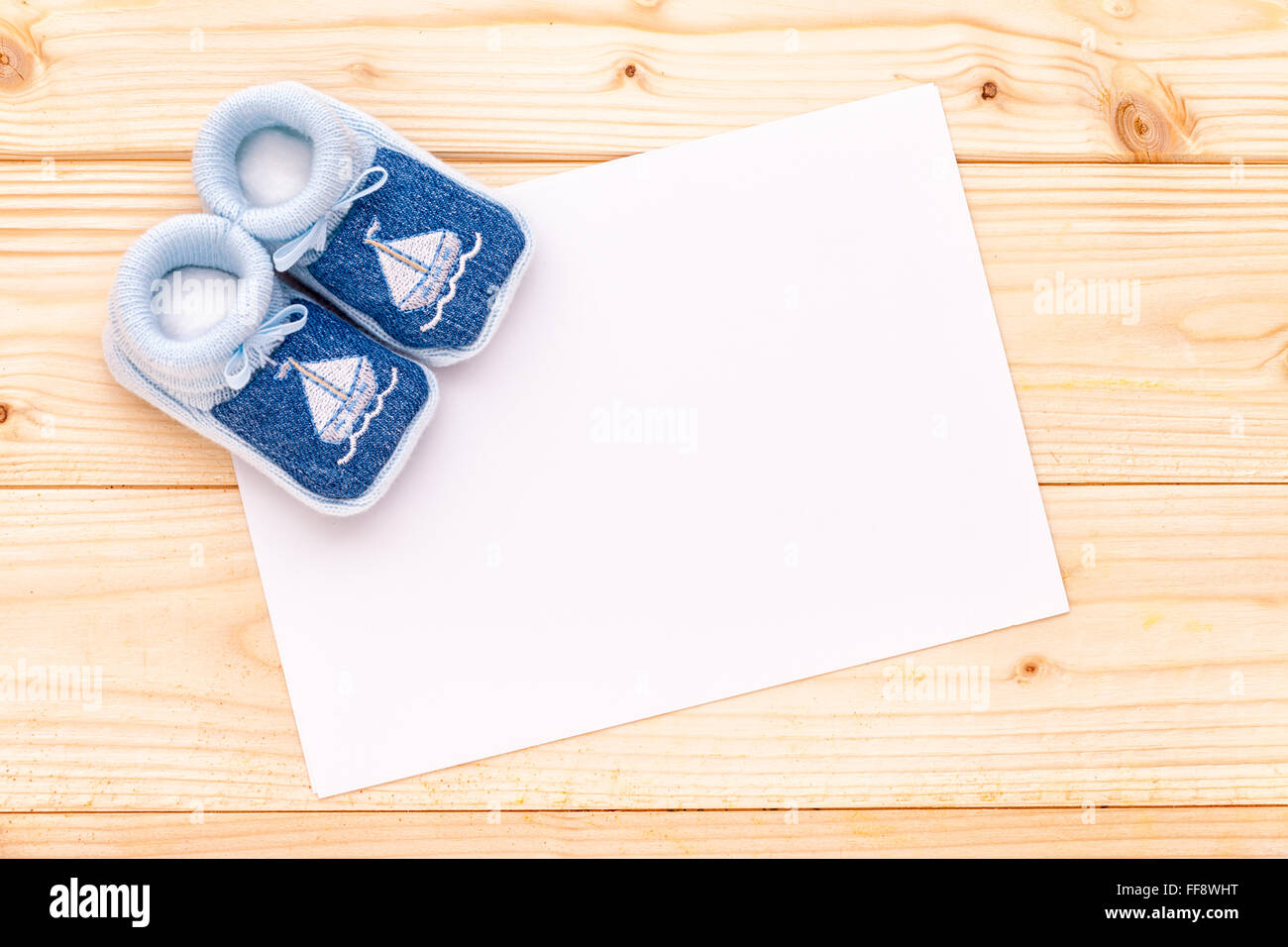 Carte D Annonce Avec Des Chaussures Bebe Garcon Bleu Sur Fond De Bois De Pin Photo Stock Alamy