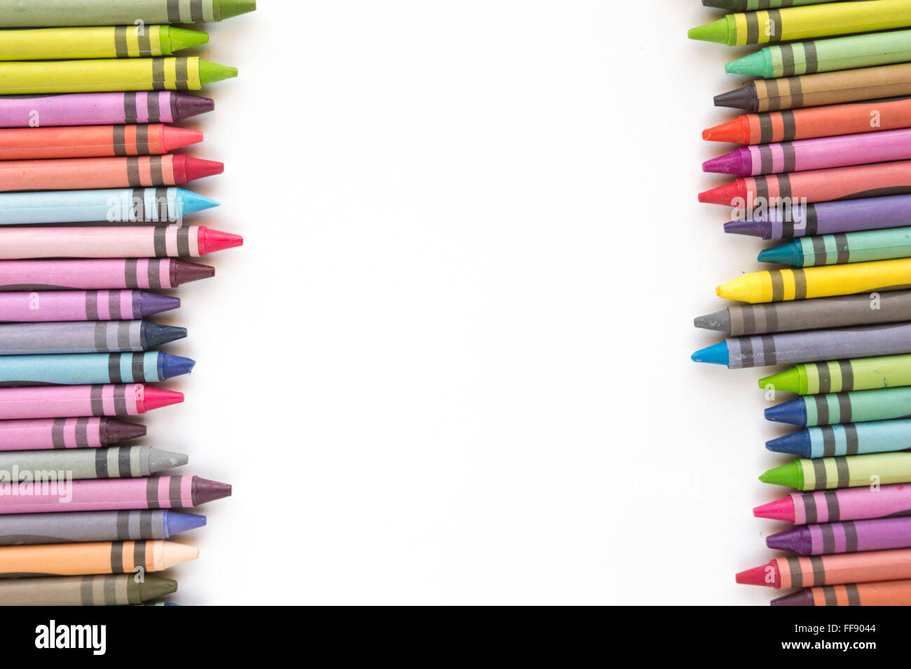 Crayons et pastels alignés isolé sur fond blanc Banque D'Images