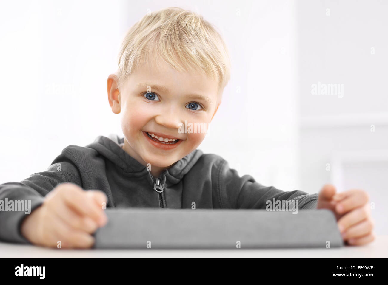 Happy Baby, cheerful baby. Portrait d'un petit garçon riant Banque D'Images