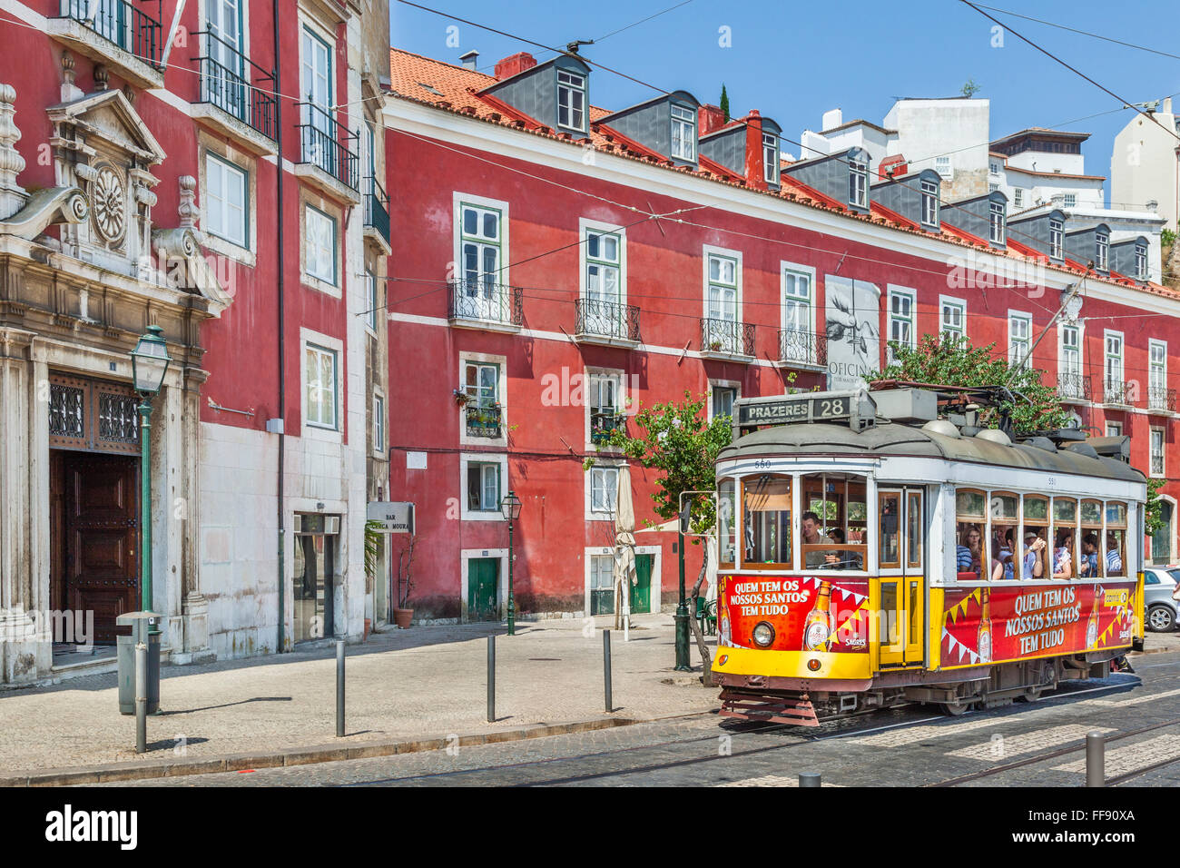 Le Tram 28 au Largo Portas do Sol et le Musée des Arts Décoratifs, Lisbonne, Portugal Banque D'Images