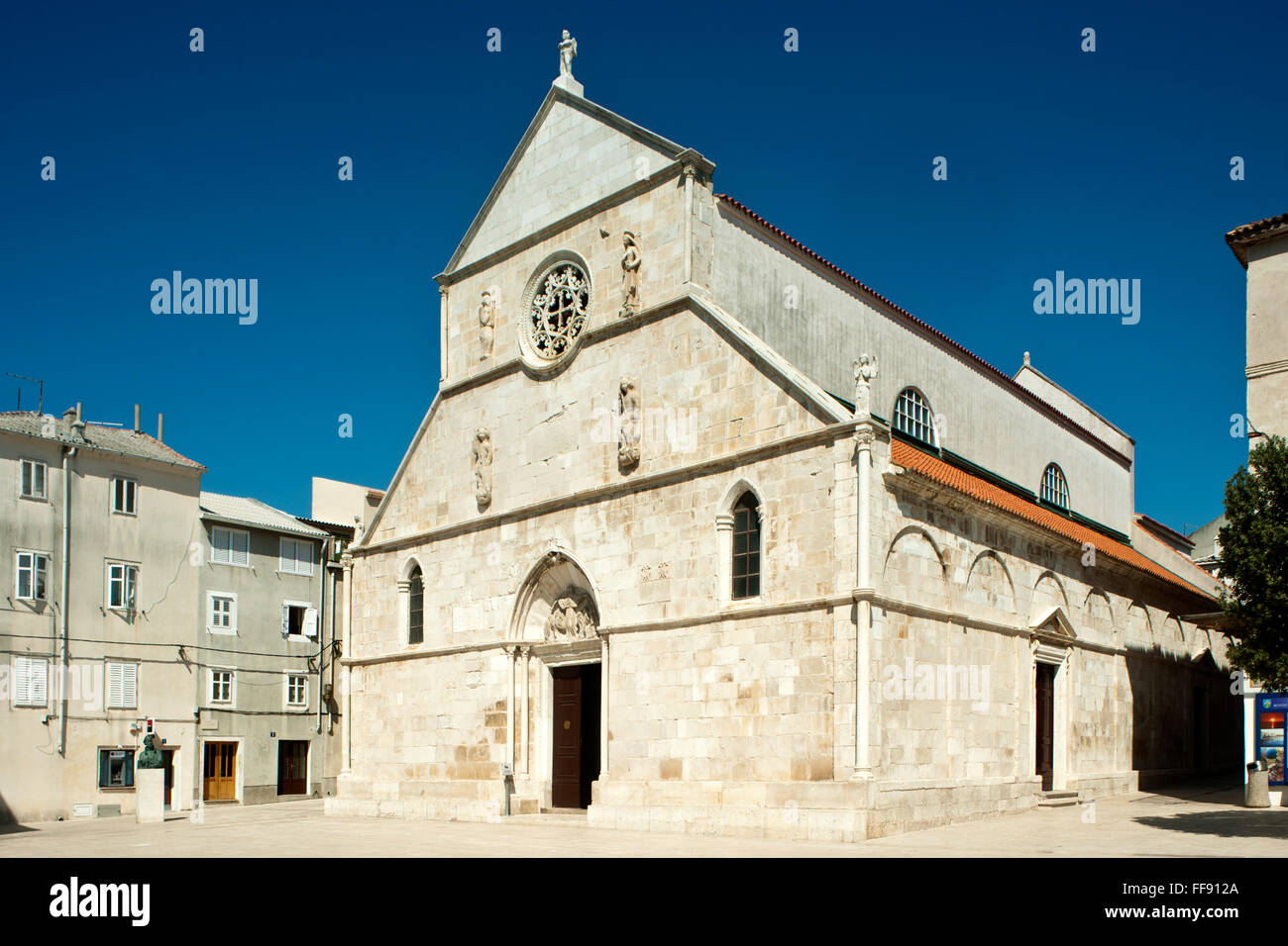 Kroatien, Dalmatien, Halbinsel Pag, Basilique Mariä Himmelfahrt auf dem Hauptplatz der Stadt Pag Banque D'Images