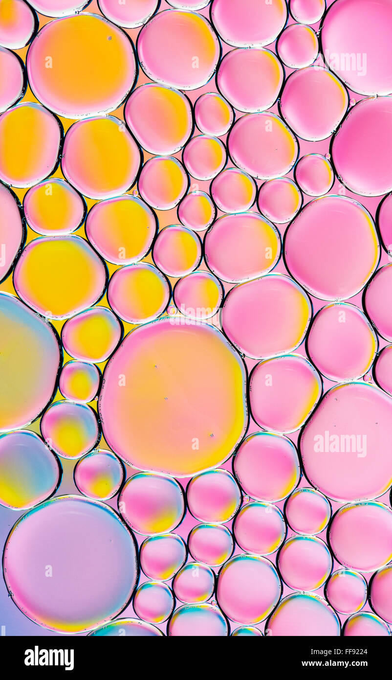 L'huile sur l'eau avec fond coloré Banque D'Images