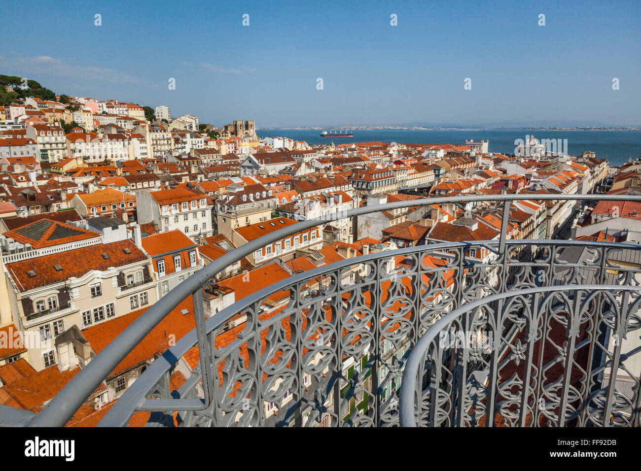 Garde-corps en fonte de la terrasse au niveau supérieur de l'ascenseur de Santa Justa surplombant le centre-ville Pombaline de Lisbonne, Portugal Banque D'Images