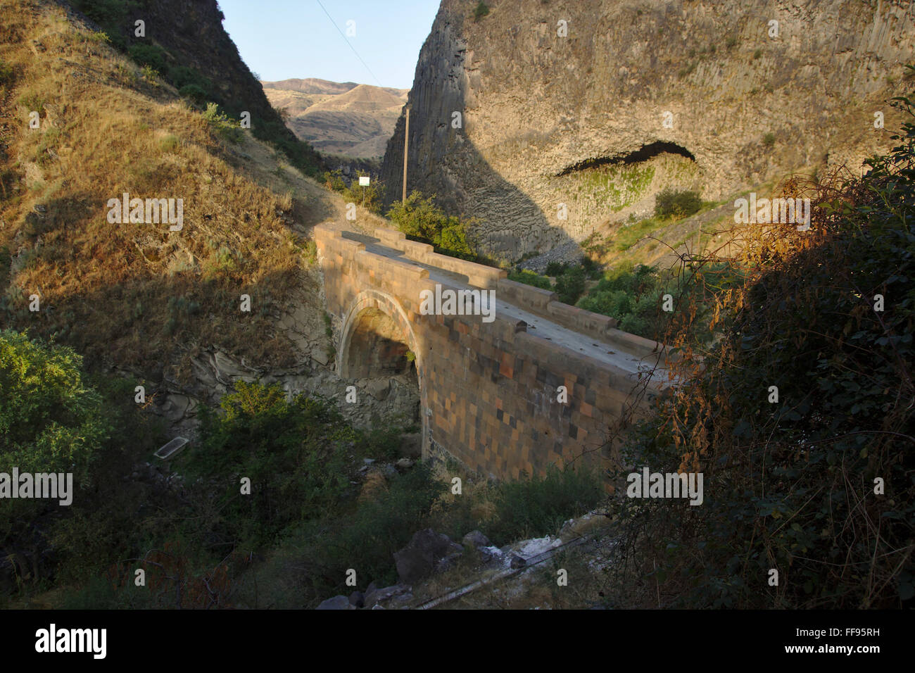 Pont médiéval dans le Canyon Goght près de Garni, Arménie Banque D'Images