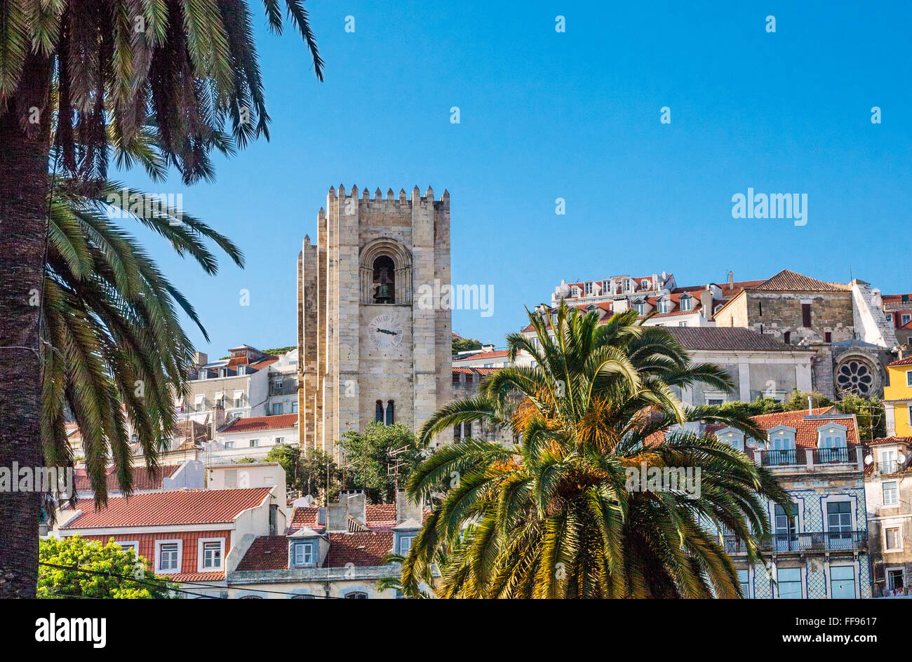 Portugal, Lisbonne, forteresse vue comme des tours de la Cathédrale de Lisbonne dominant le quartier Encosta da se Banque D'Images