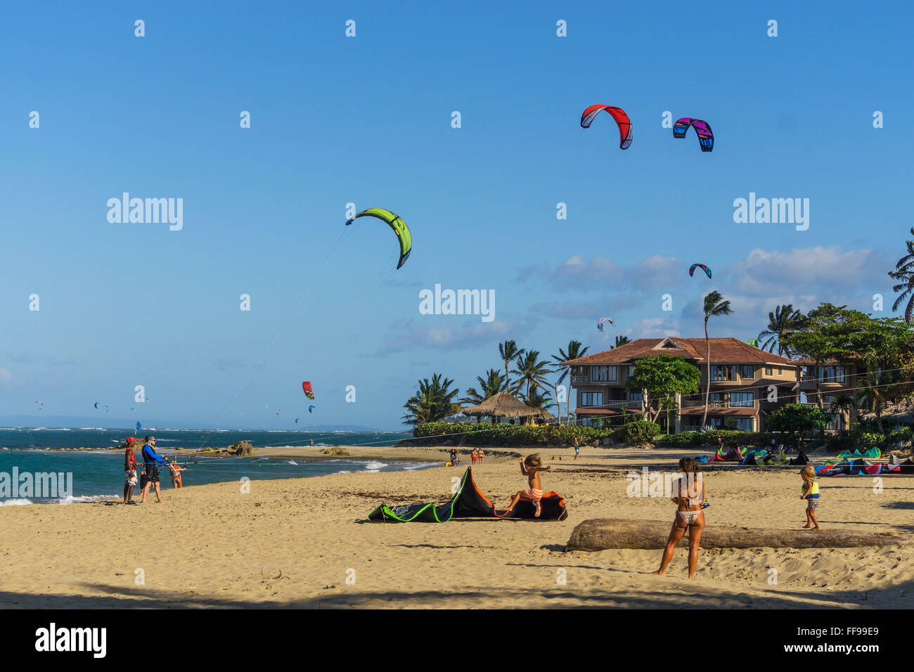 Kiteboarders, Cabarete beach, Côte Nord, République Dominicaine Banque D'Images