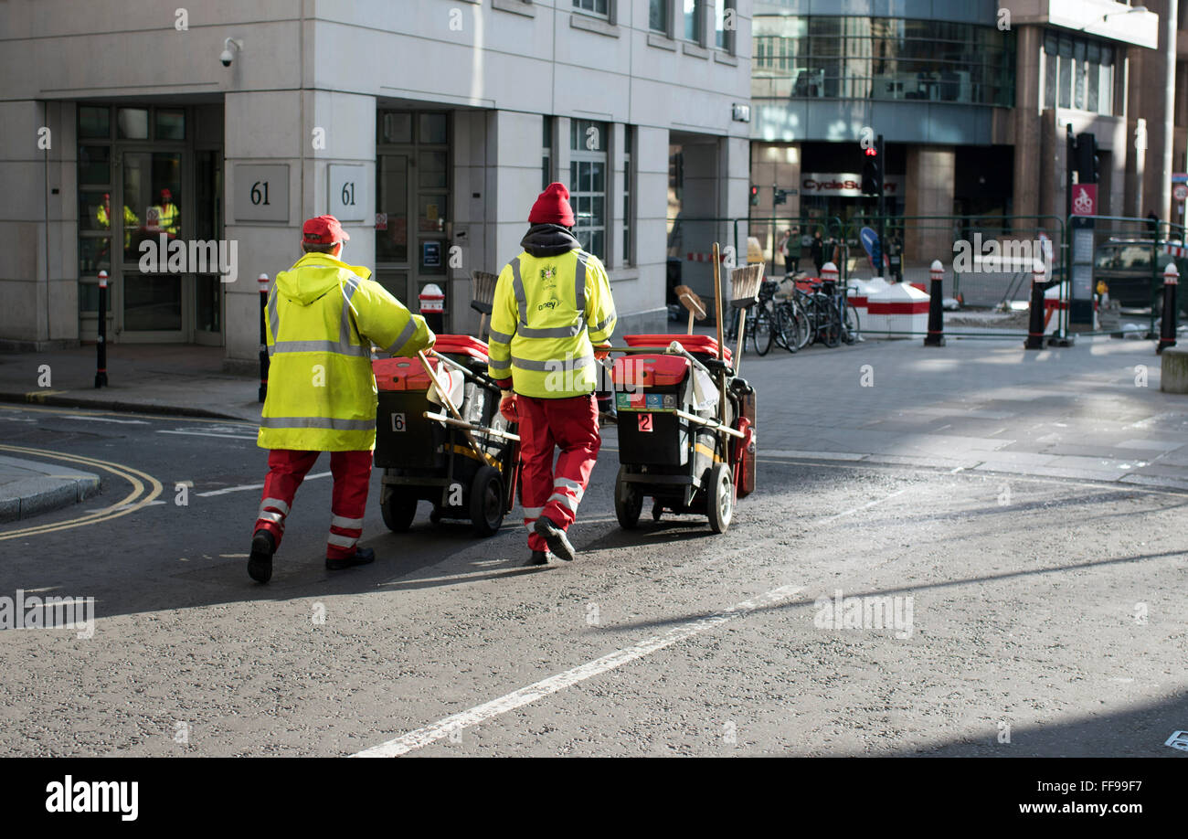 Les balayeuses de charrettes poussant City de Londres cleaner Banque D'Images