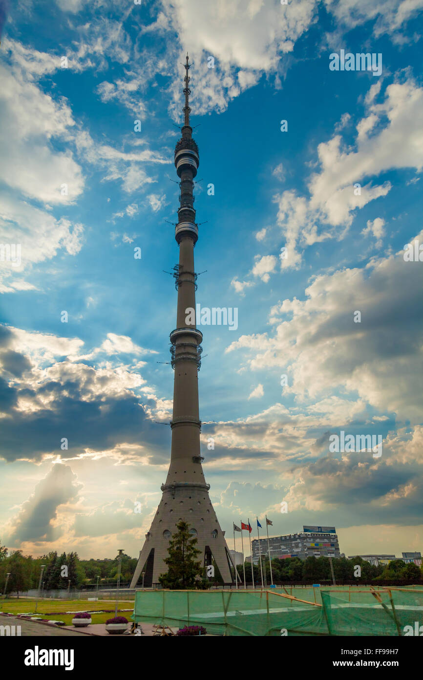 Tour de télévision d'Ostankino à Moscou, Russie, journée d'été Banque D'Images