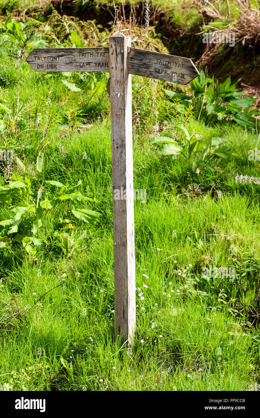 Panneau en bois dans le champ, à Talybont, Powys, Pays de Galles Usk Banque D'Images