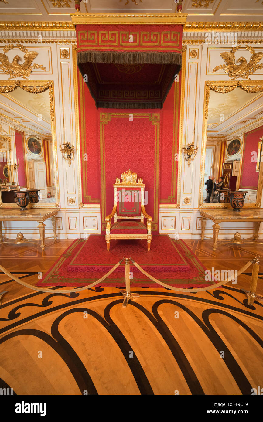 La Pologne, la ville de Varsovie, le Château Royal de l'intérieur, trône dans la vieille salle d'audience Banque D'Images