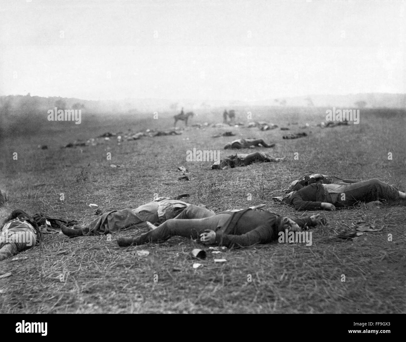 Des cadavres de soldats du gouvernement fédéral sur le champ de bataille de Gettysburg après la première journée de la bataille, la guerre civile américaine, juillet 1863. Photo par Timothy H O'Sullivan. Banque D'Images